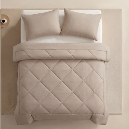 Couette 2-en-1 Kavenlia beige crème sur un lit, sans draps