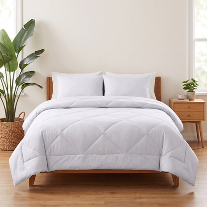 Couette 2-en-1 Kavenlia blanc neige sur un lit, sans draps